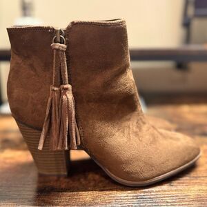 Merona EUC brown booties‎ size 9